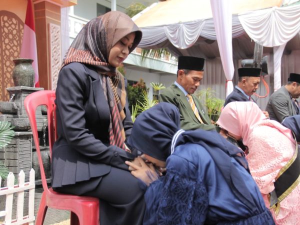 Pembagian Buku Laporan Pendidikan dan Pentas Seni